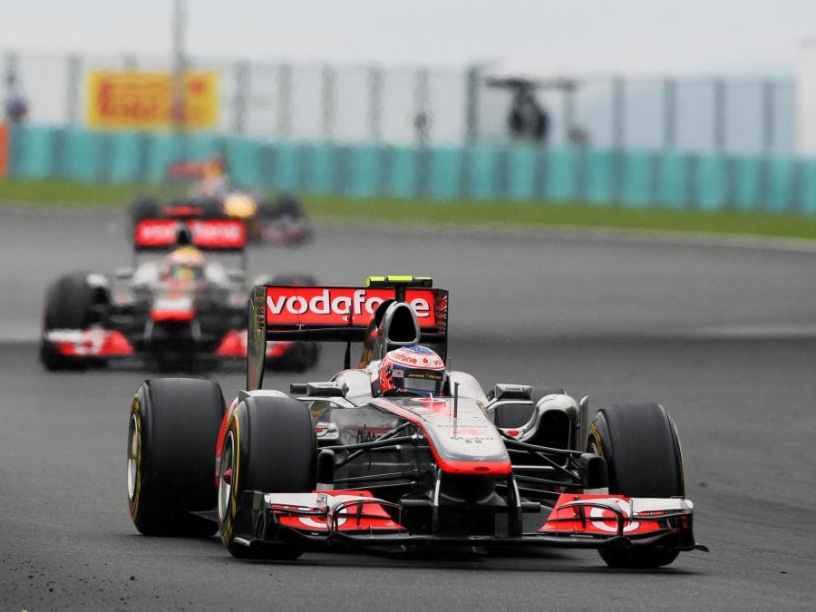  McLaren Mercedes-Benz MP4-26 2011 года  (фото 1 из 17)